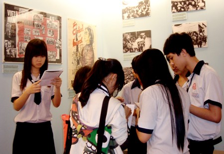 Students of Nhan Van Junior High in Tan Phu District visiting the War Remnants Museum (Photo: SGGP) Students of Nhan Van Junior High in Tan Phu District visiting the War Remnants Museum (Photo: SGGP)